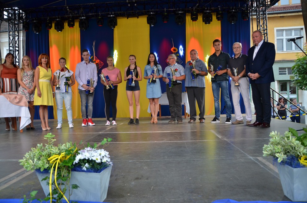 Ocenení športovci spolu s primátorom Rožňavy Pavlom Burdigom (vpravo) a prednostkou mestského úradu Erikou Mihalikovou (vľavo).