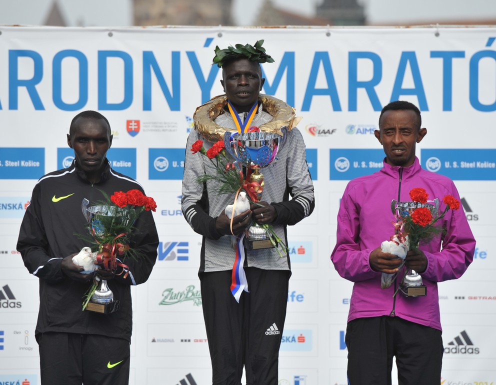 Víťaz hlavnej kategórie mužov David Kemboi Kiyeng z Kene (uprostred), Elijah Kiprono Kemboi (vľavo) z Kene na 2. mieste a 3. mieste Tadesse Temechachu (vpravo) z Etiópie počas 93. ročníka Medzinárodného maratónu mieru (MMM) v Košiciach.