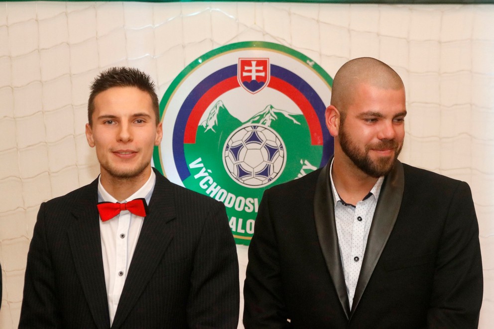 Vladimír Kražel a Róbert Zeher. Košičan je obrancom Slavoj Trebišov), vpravo útočník Vyšného Opátskeho.