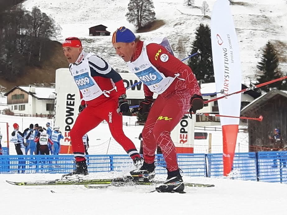 V popredí Julo Lupták bojuje o bronz v cieľovej páske.