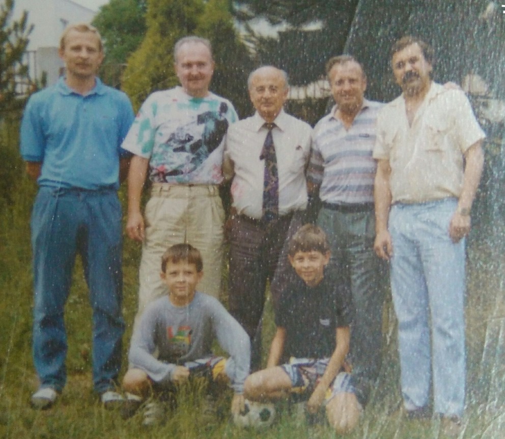S významnými osobnosťami futbalu. Jozef Tarcala (v strede) s J. Venglošom, J. Vargom, synom Martinom a jeho deťmi.