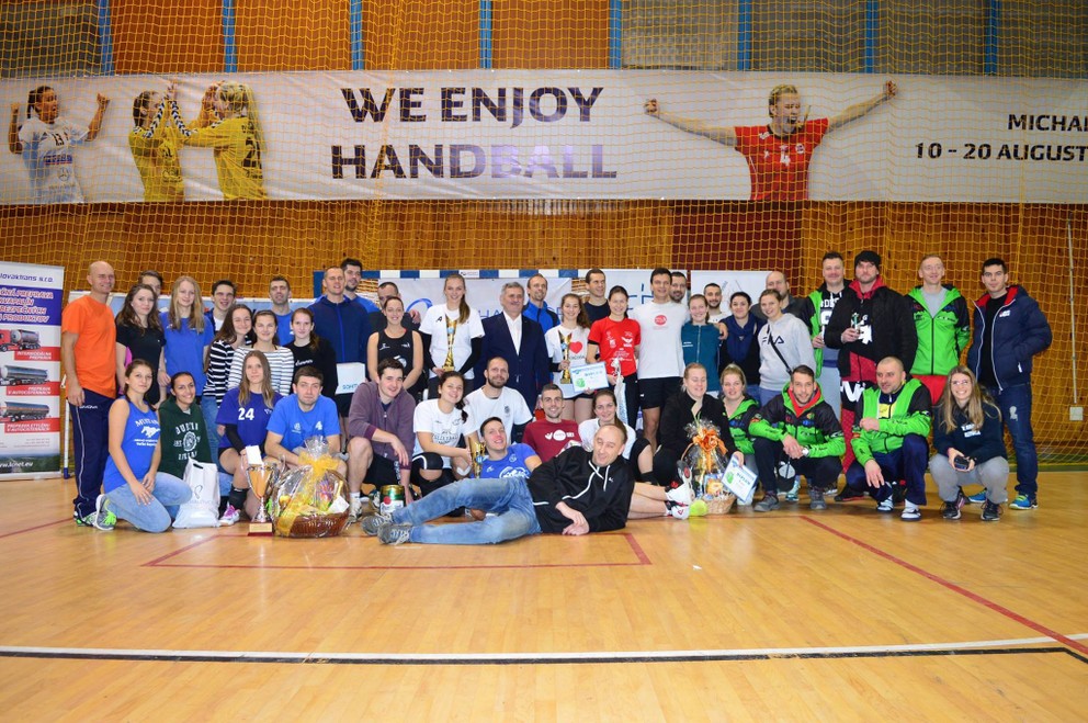 Spoločná snímka všetkých účastníkov 3. ročníka Novoročného volejbalového turnaja O pohár primátora Michaloviec.