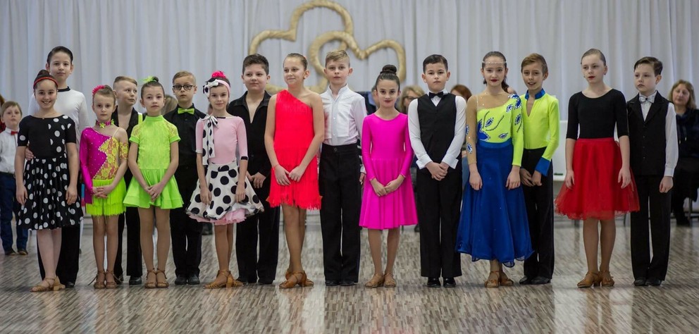 Víťazný hobby pár do 11 rokov, Lukáš Lešík s Darinou Žofajovou (druhý pár zprava) a Jakub Jevčín s Luciou Bľandovou (vpravo).