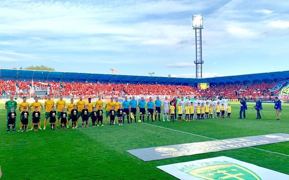 Chlapci z CFT Academy tvorili kolorit nástupu tímov na pohárové finále.