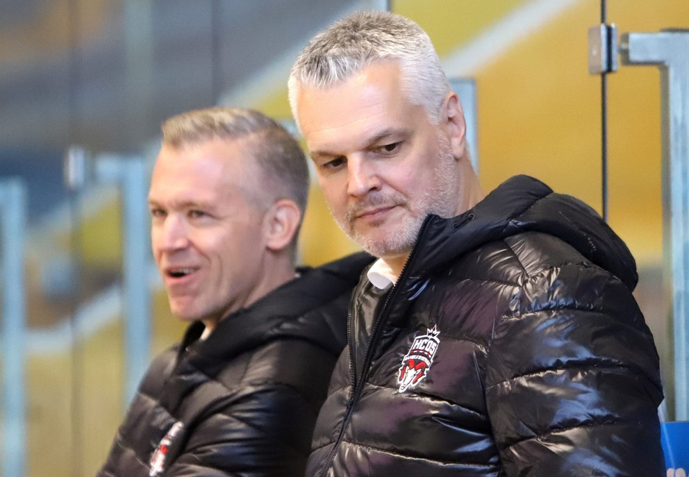 Ivan Droppa na lavičke Banskej Bystrice s Danom Cemanom (v pozadí).