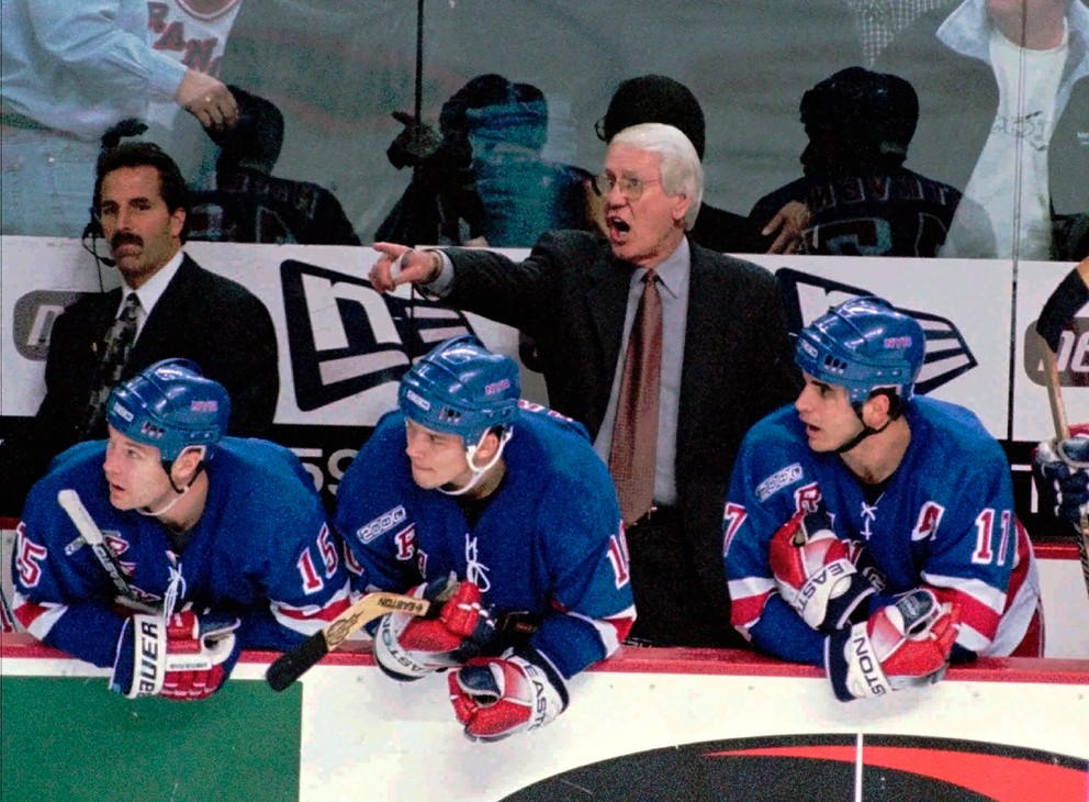 Tréner John Muckler na lavičke New York Rangers v roku 1999.