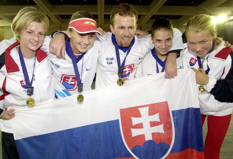 Martina Suchá (zľava), Daniela Hantuchová, kapitán Tomáš Malik, Janette Husárová a Henrieta Nagyová oslavujú víťazstvo v Pohári federácie. 