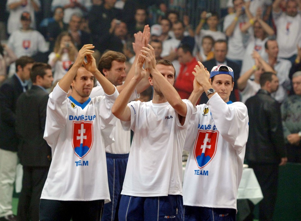 Dominik Hrbatý, Karol Kučera, Karol Beck ďakujú fanúšikom. V pozadí druhý zľava nehrajúci kapitán Miloš Mečíř.