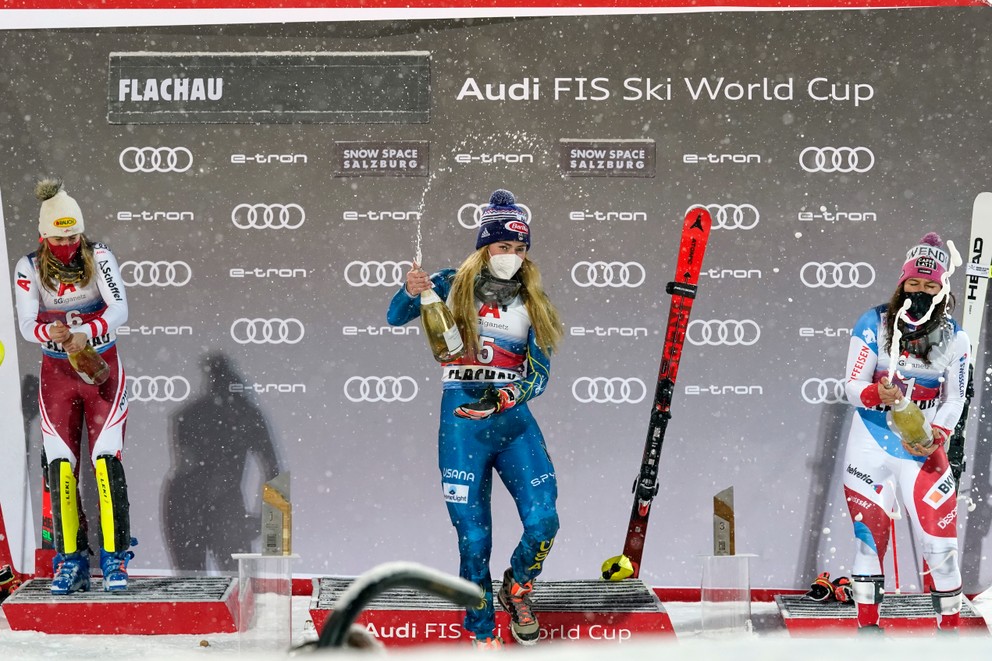 Mikaela Shiffrinová vyhrala slalom vo Flachau.