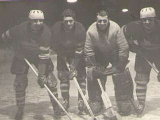 Rok 1959, hráči Tatrana Prešov. Zľava: Ringer, Varadský, Hrabčák a Burdelák.