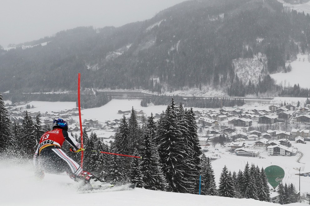 Pohľad na francúzskeho lyžiara Alexisa Pinturaulta.