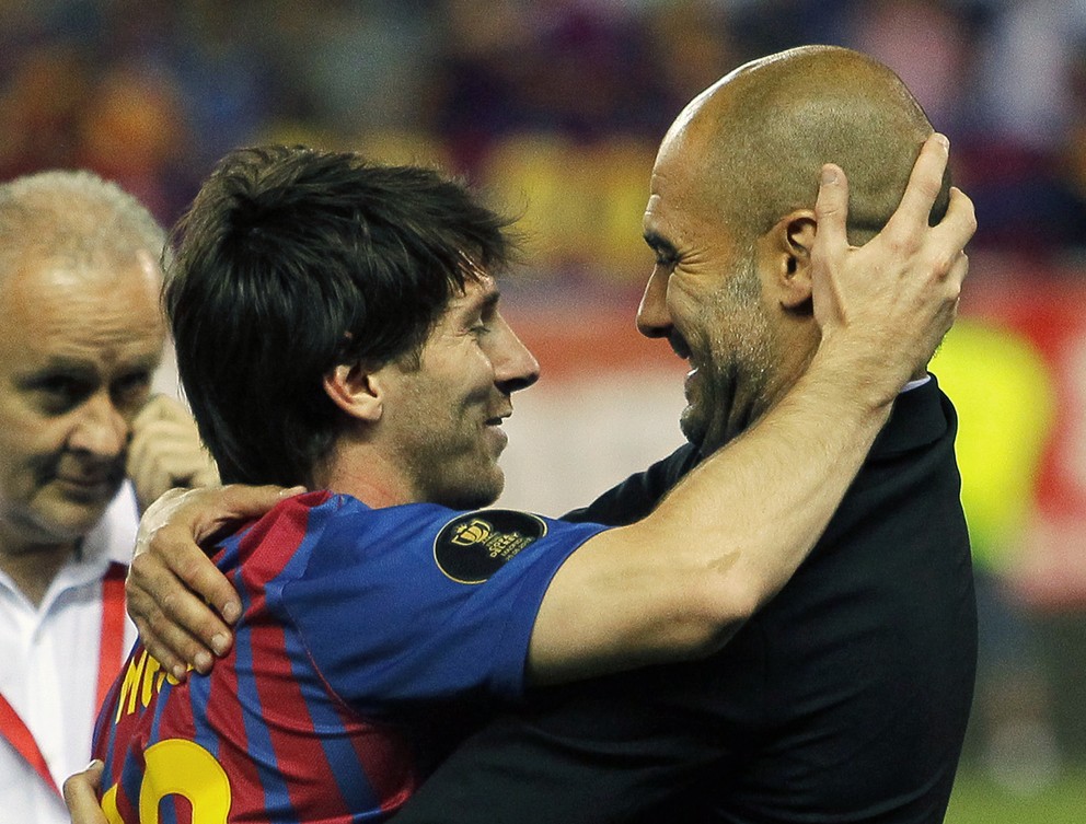 Lionel Messi a Pep Guardiola po zisku trofeje v máji 2012.