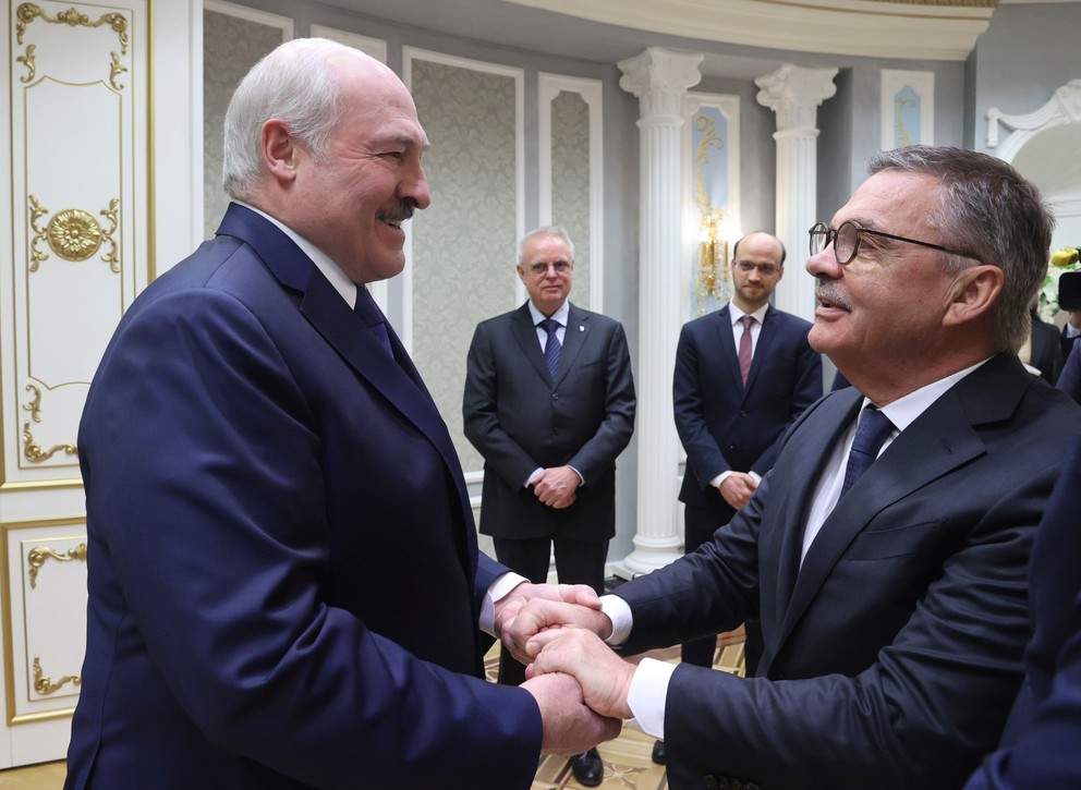 Alexander Lukašenko a René Fasel v Minsku 11. januára 2021.