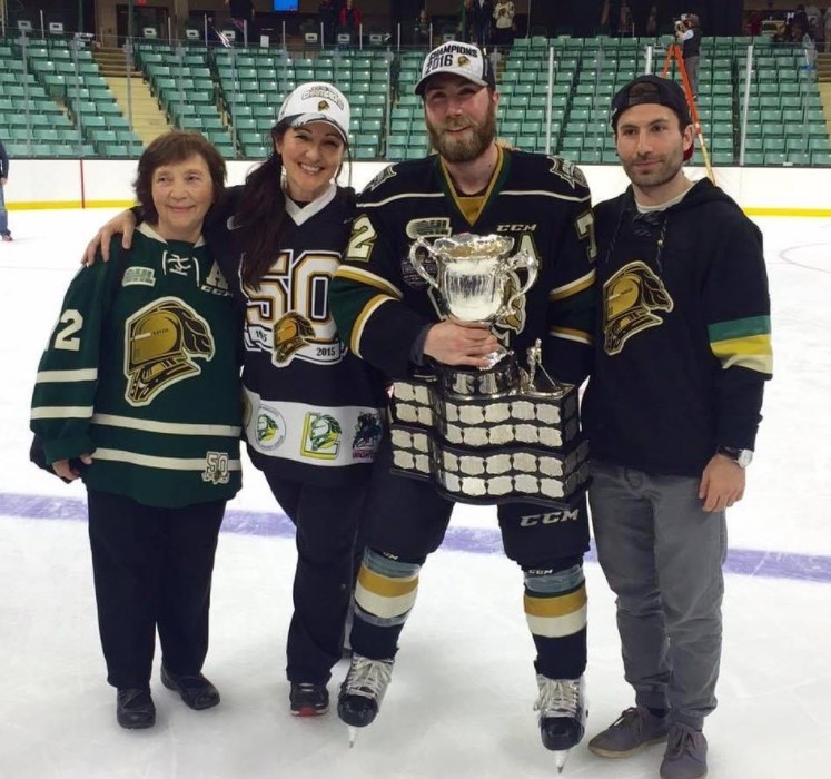 Aaron Berisha oslavoval zisk titulu v juniorskej OHL s rodinou priamo na ľade.