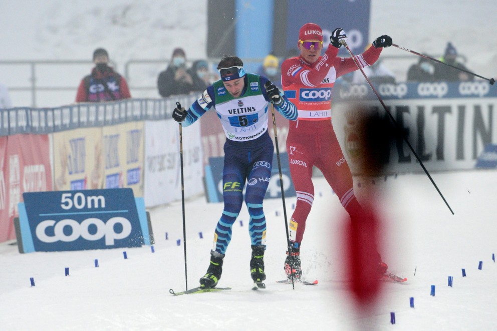 Súboj Mäki verzus Boľšunov o druhé miesto v pretekoch štafiet vo Svetovom pohári v behu na lyžiach.