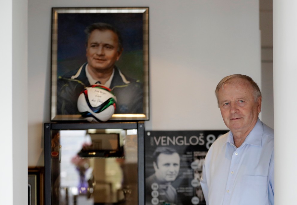 Bývalý slovenský futbalista a futbalový tréner Jozef Vengloš pózuje vo svojom dome v Bratislave.