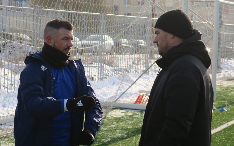 Erik Pačinda v debate s asistentom trénera a bývalým spoluhráčom Petrom Šinglárom.