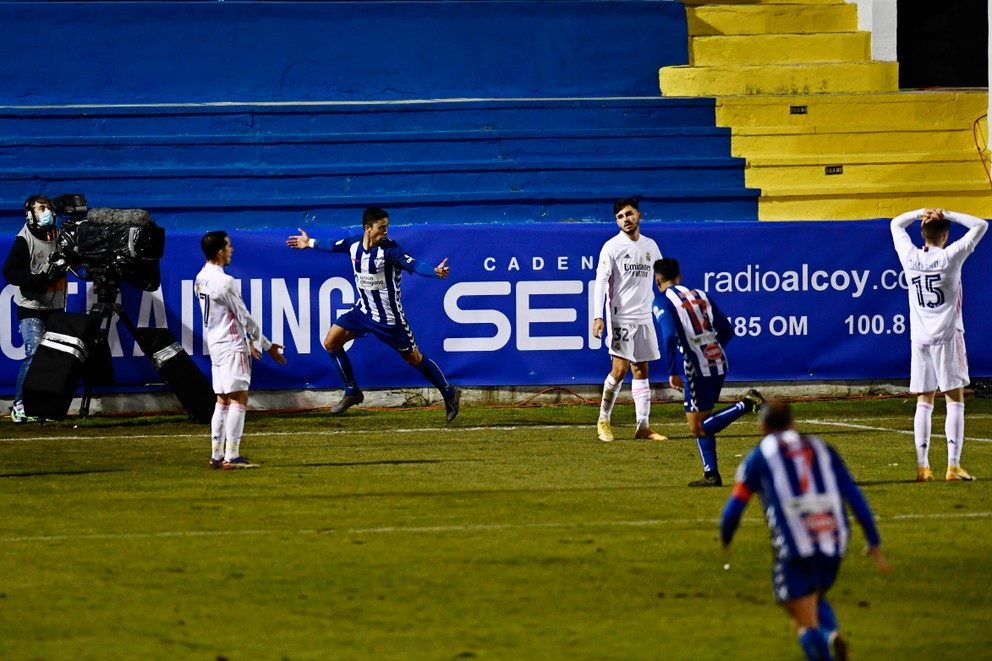 Juanan z tímu Alcoyano sa teší z gólu do siete Realu Madrid. 