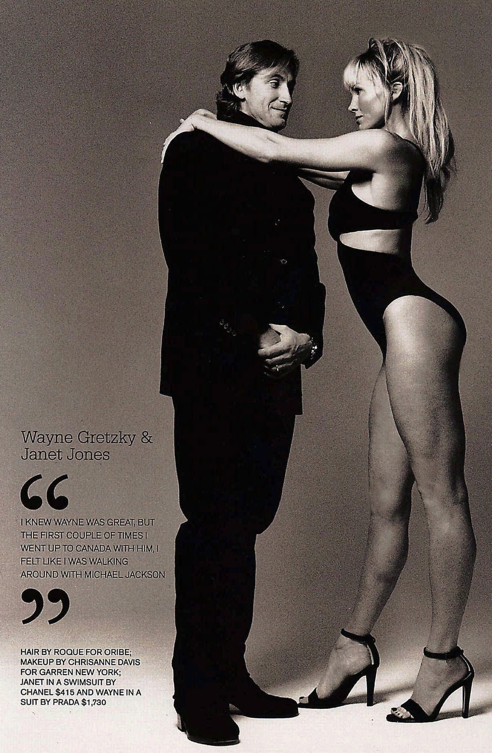 Hokejista Wayne Gretzky so svojou manželkou herečkou Janet Jonesovou na obálke magazínu Sports Illustrated Swimsuit v roku 1998.