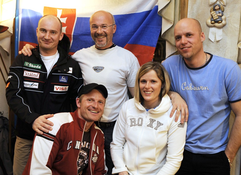 Tím slovenskej lyžiarskej reprezentantky Veroniky Zuzulovej v roku 2008. Vľavo v popredí servisman Vladimír Kovár.