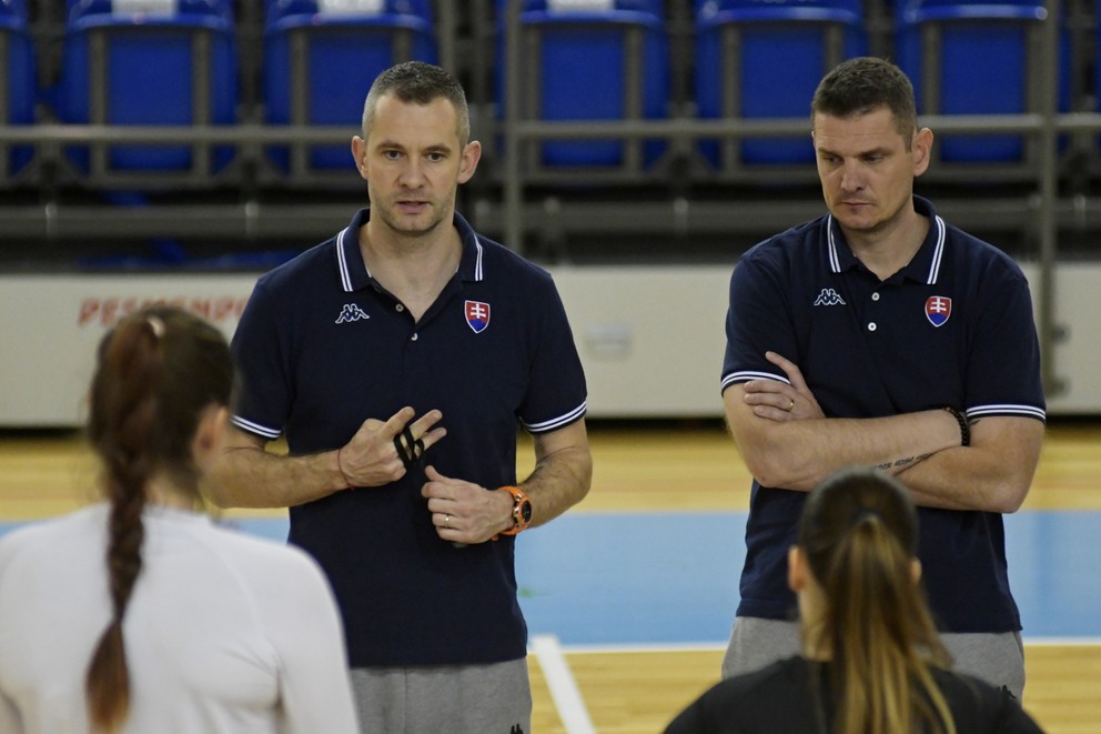 Tréner slovenskej ženskej basketbalovej reprezentácie Juraj Suja a jeho asistent Peter Jankovič počas tréningu ženskej basketbalovej reprezentácie Slovenska.