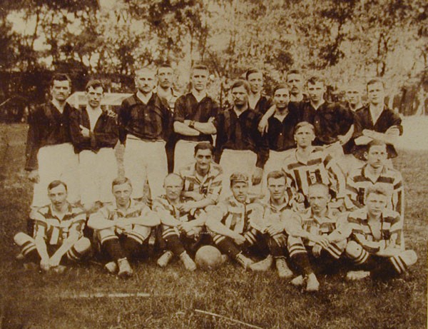 Sediaci futbalisti sú členovia PTE Bratislava, stojaci rad WAC z Viedne (1899).