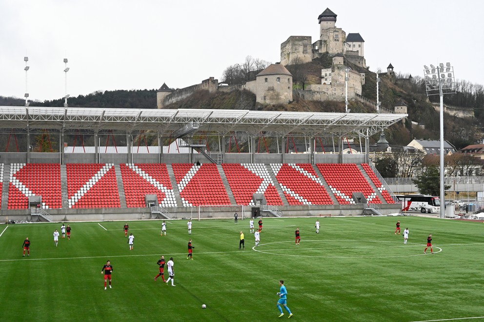 Futbalový štadión v Trenčíne nie je úplne dokončený, ale hrať sa už na ňom môže.