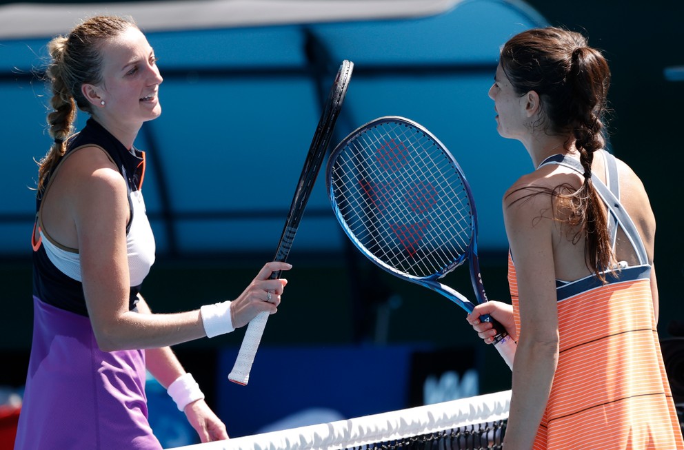 Češka Petra Kvitová (vľavo) gratuluje k postupu rumunskej tenistke Sorane Cirsteovej.