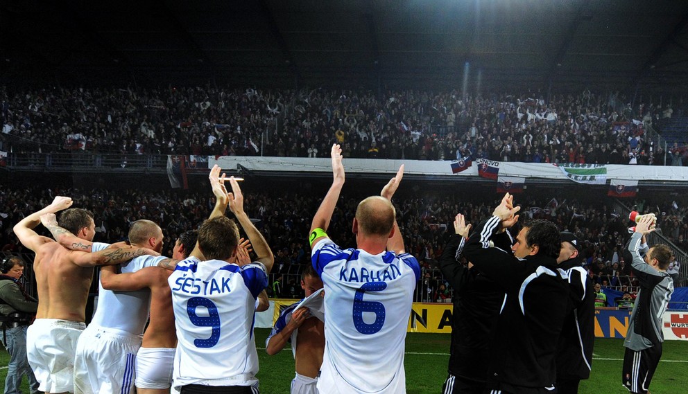Slovenskí futbalisti oslavujú s fanúšikmi v Prahe výhru nad Českom.