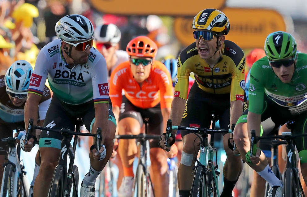 Peter Sagan a Belgičan Wout van Aert v cieli etapy Tour de France 2020.