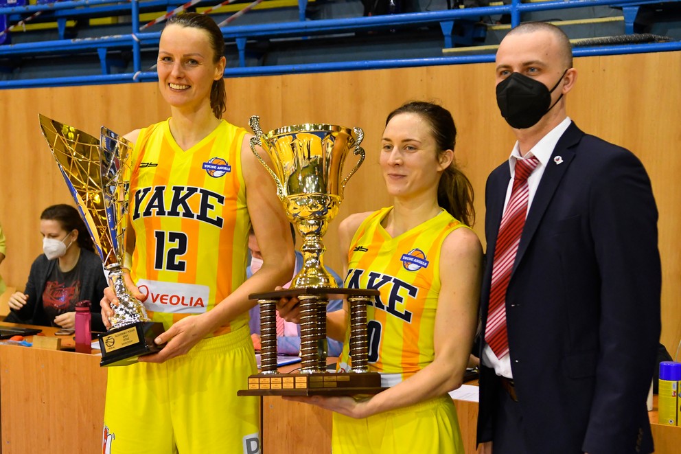 K zisku pohára pomohla aj Anna Jurčenková (vľavo), ktorá vo finále zaznamenala 14 bodov.