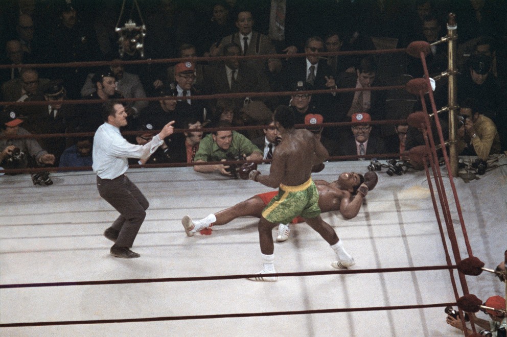 Joe Frazier poráža v ringu Muhammad Aliho  v marci 1971.