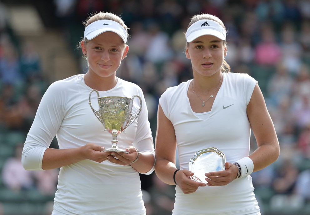 Víťazka juniorského Wimbledonu 2014 Jelena Ostapenková a finalistka Kristína Schmiedlová.