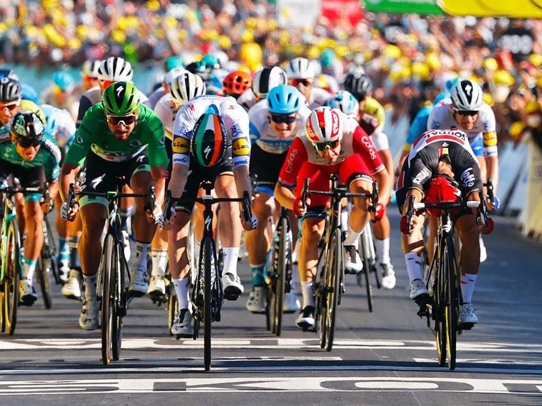 Caleb Ewan (vpravo) vyhráva etapu na Tour de France aj pred Petrom Saganom. 