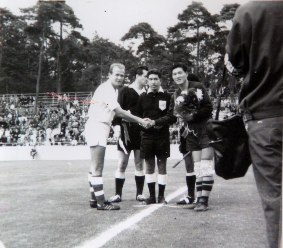 Anton Urban pred zápasom ČSSR - KĽDR na OH 1964 v Tokiu.