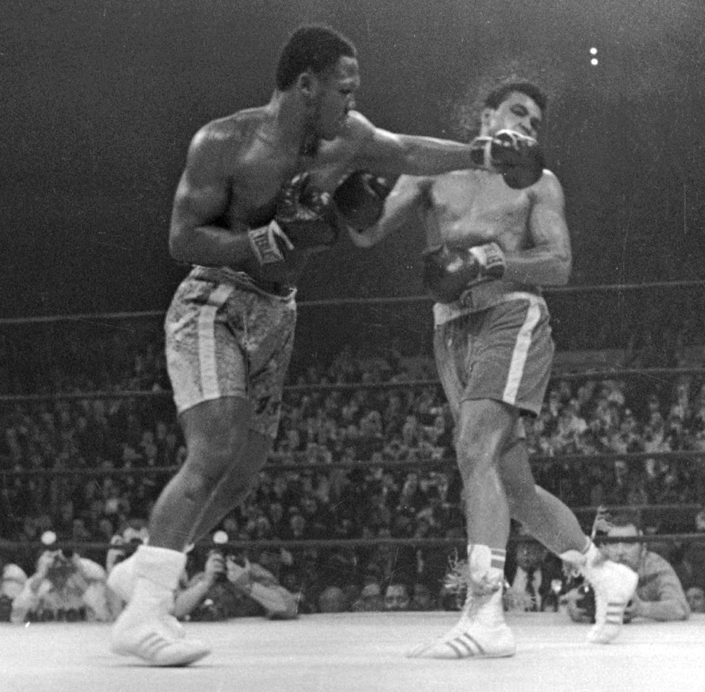 Momentka zo zápasu Joe Frazier (vľavo) vs. Muhammad Ali  v marci 1971.
