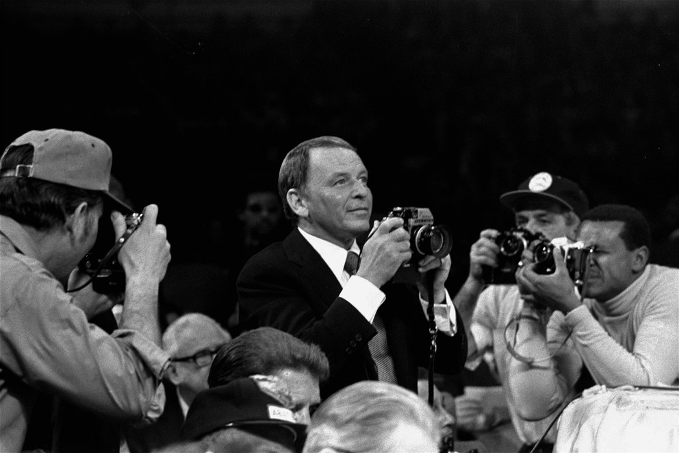 Frank Sinatra ako fotograf na zápase Joe Frazier vs. Muhammad Ali  v marci 1971.