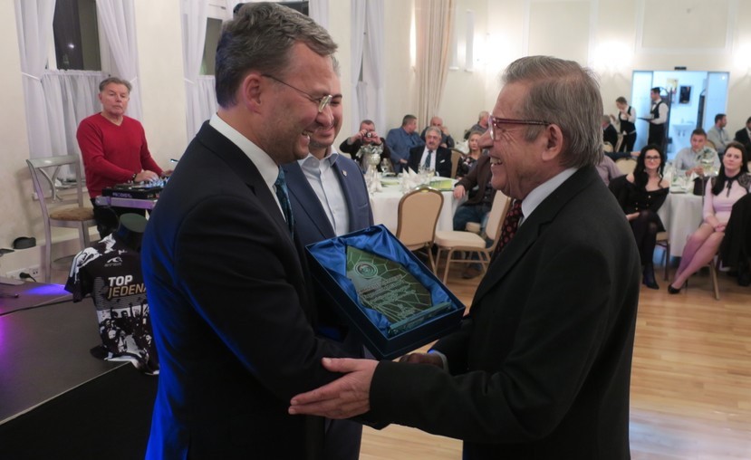 Eugen Magda si preberá ocenenie z rúk predsedu VsFZ Richarda Havrillu.