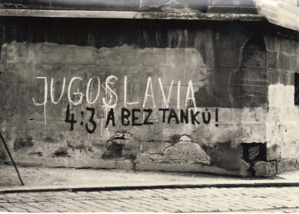 Nápis na múre v Olomouci po víťazstve nad Sovietskym zväzom na MS v hokeji 1969.