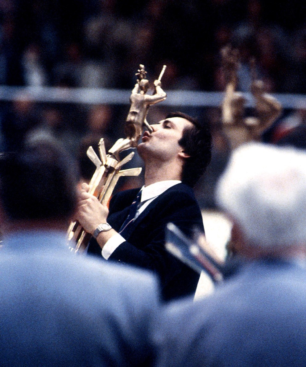 Kapitán majstrov sveta z roku 1985 Dárius Rusnák s trofejou.