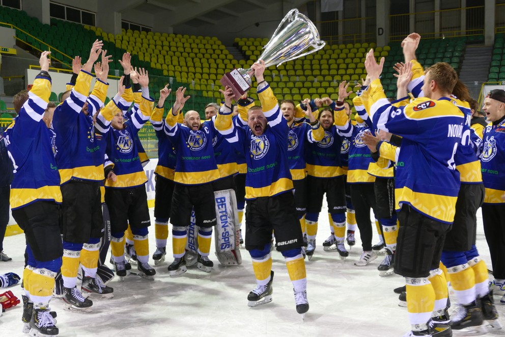 Hokejisti Spišskej Novej Vsi sa radujú s pohárom po víťazstve vo finále Slovenskej hokejovej ligy nad Žilinou.