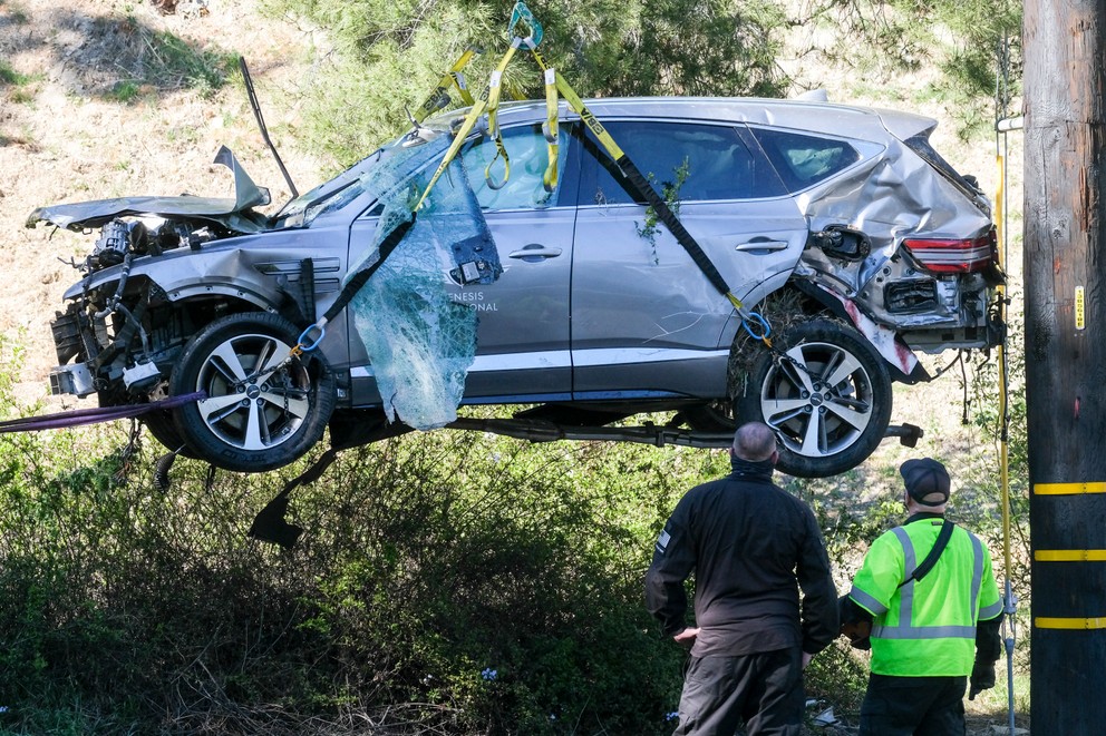 Tiger Woods a jeho auto po nehode vo februári 2021.