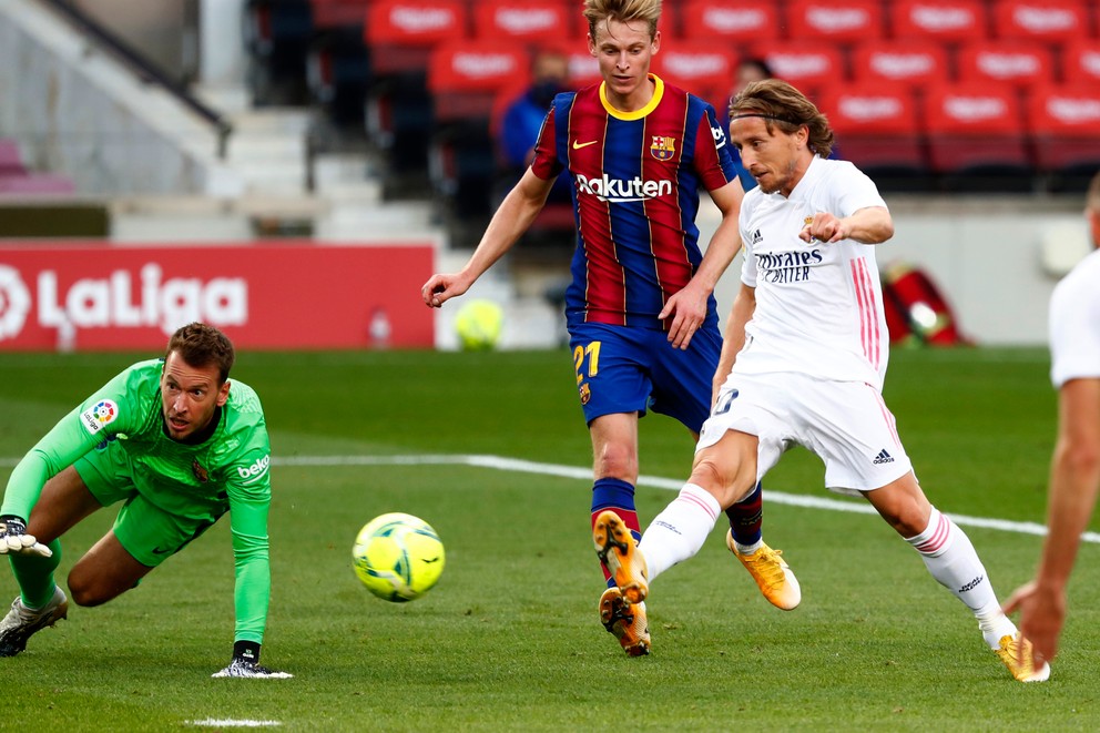 Chorvát Luka Modrič strieľa gól Realu Madrid v El Clasicu do siete Barcelony.