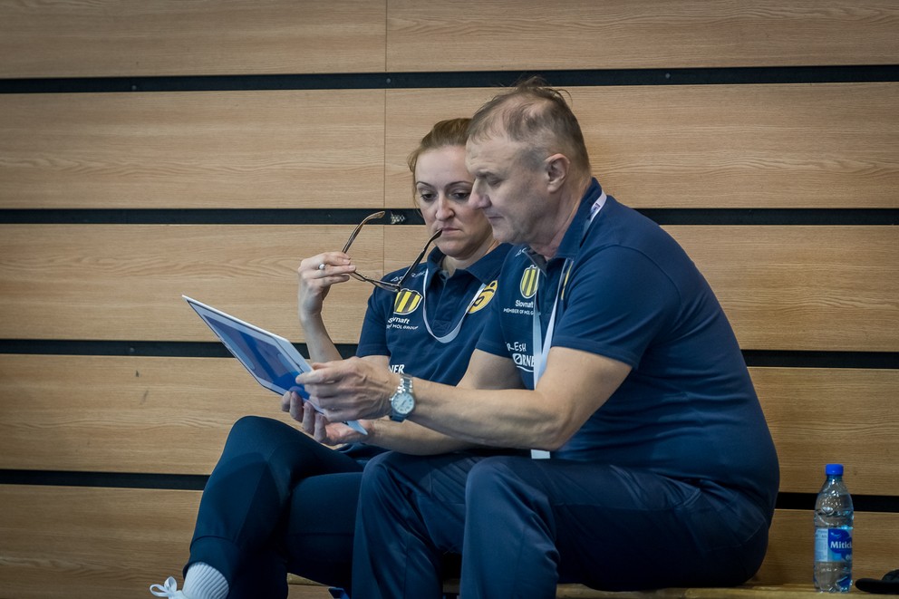 Silvia Priklerová a Viktor Debre na lavičke počas zápasu.