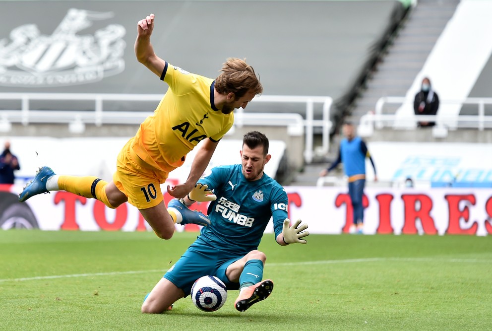 Útočník Tottenhamu Harry Kane sa snaží prekonať slovenského brankára Martina Dúbravku.