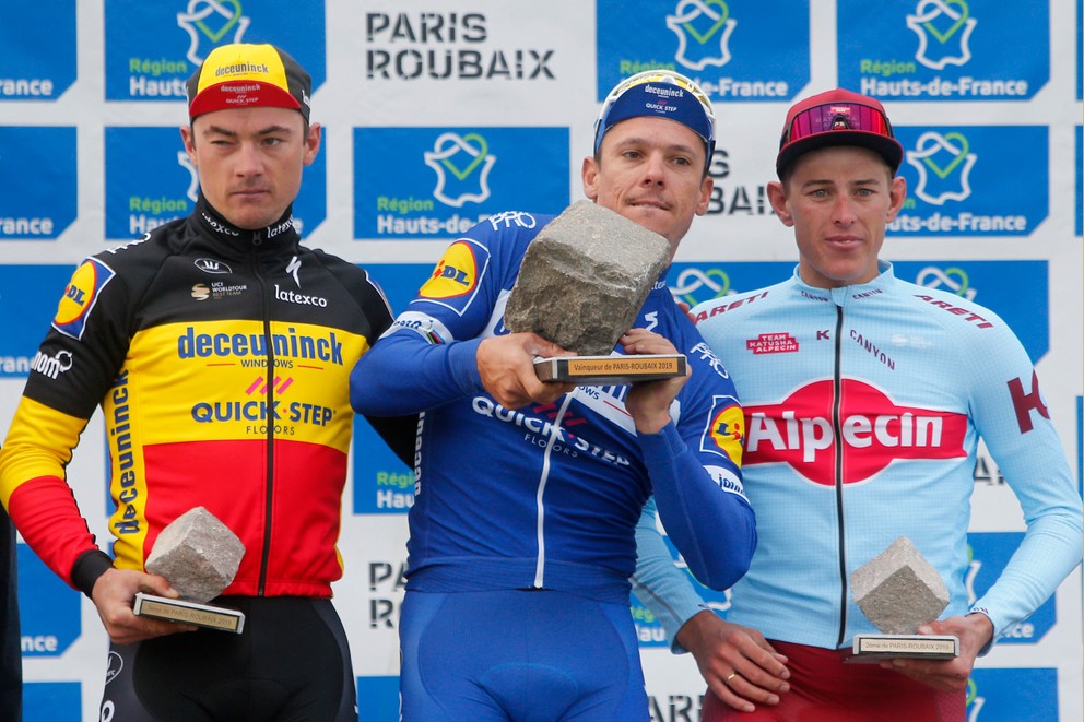 Stupne víťazov pretekov Paríž - Roubaix 2019: zľava Yves Lampaert, Philippe Gilbert a Nils Politt. 