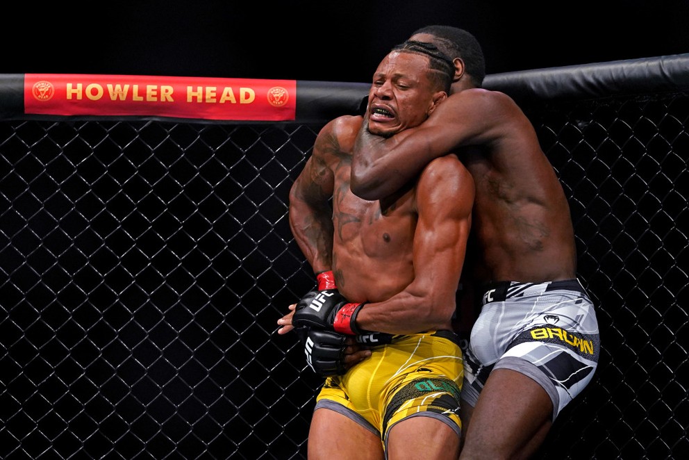 Začiatok konca pre brazílskeho bojovníka, ktorý začal zápas viacerými vydarenými kopmi.