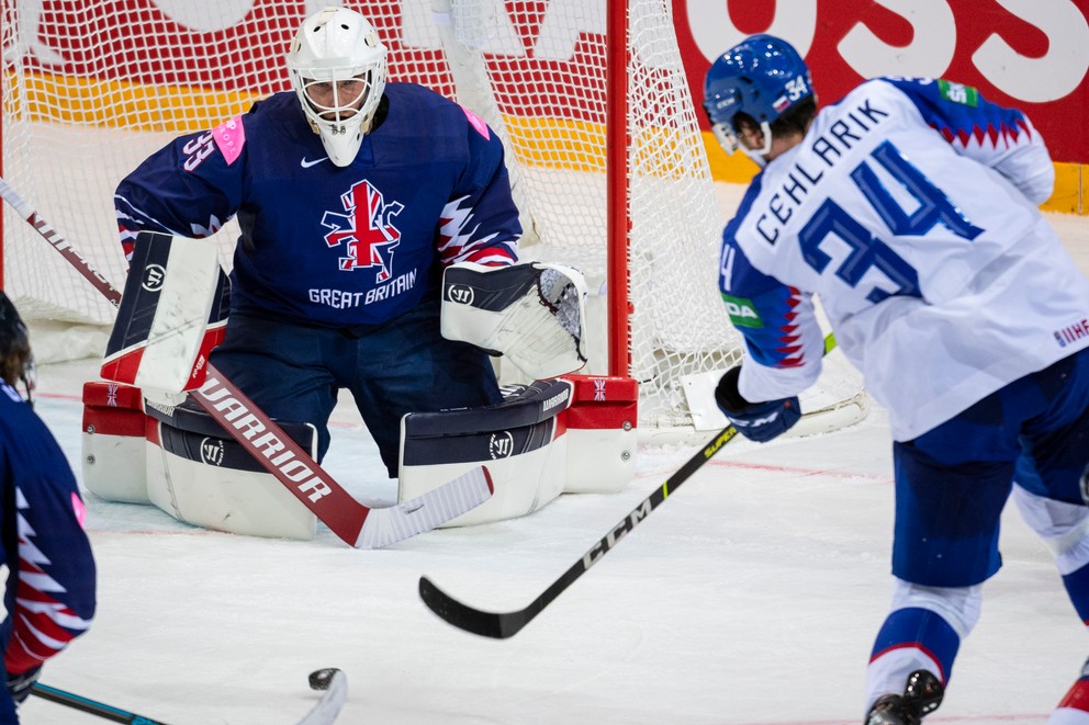 Britský brankár Ben Bowns a Peter Cehlárik v zápase Slovensko - Veľká Británia na MS v hokeji 2021.