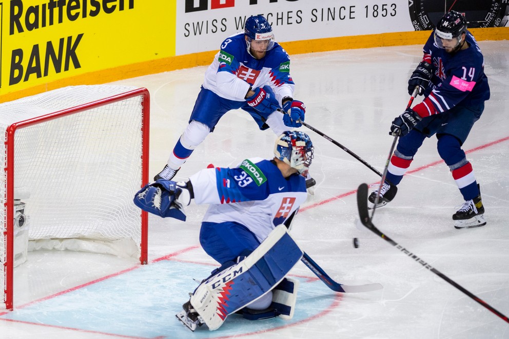 Adam Jánošík, Július Hudáček a Liam Kirk v zápase Slovensko - Veľká Británia na MS v hokeji 2021.