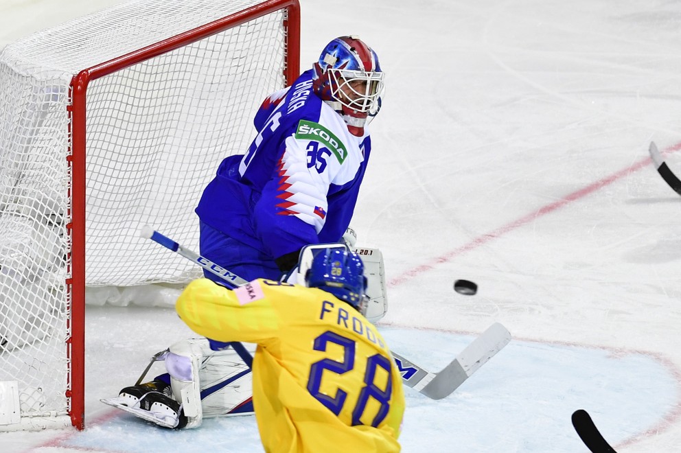 Adam Húska v zápase Slovensko - Švédsko na MS v hokeji 2021.